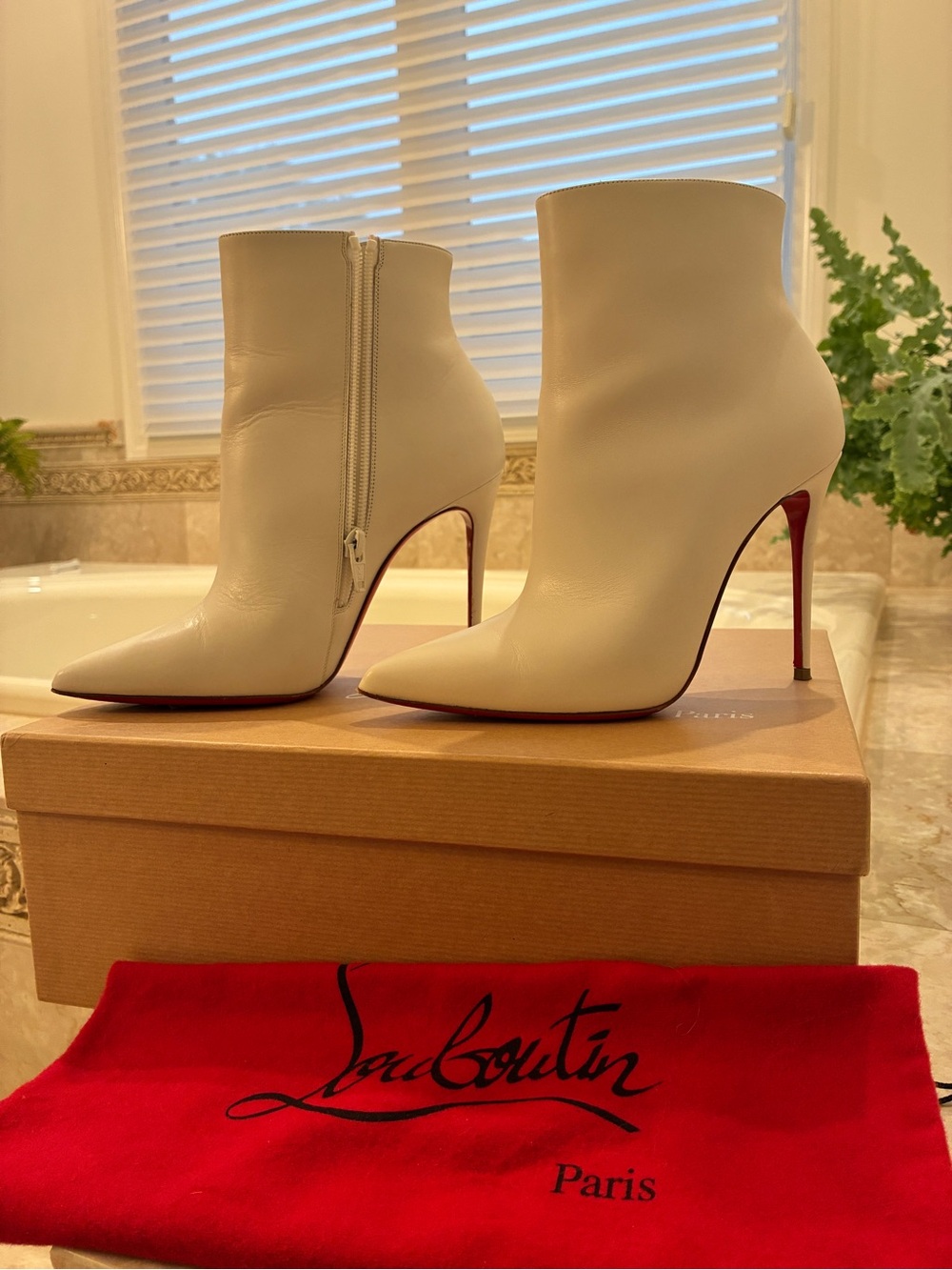 Christian Louboutin white Leather with Red Sole So Kate booty